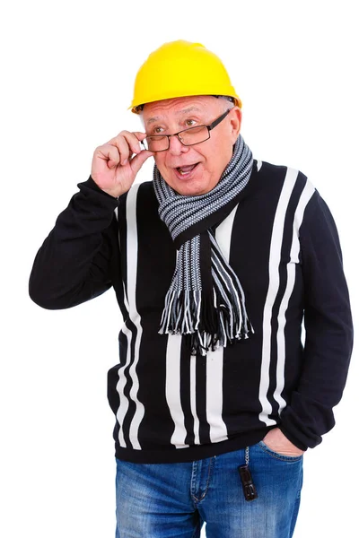 セーター ジーンズ スカーフ メガネ 黄色の建設帽子を着て感情的な老人 開いた口で指で眼鏡を持って固定する 孤立した 無地の白い背景 — ストック写真