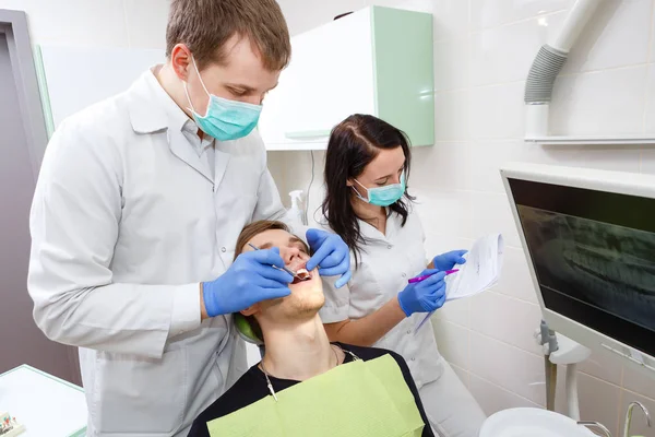 Manlig Patient Med Tandläkaren Och Assistent Tand Behandling Bär Masker — Stockfoto