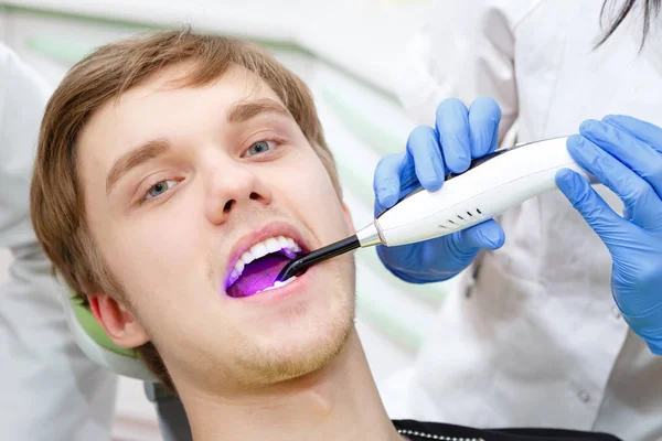 Närbild Porträtt Patient Dental Office Ultraviolett Ljusutrustning — Stockfoto