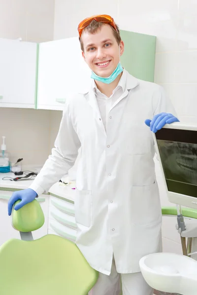 Joven Dentista Posando Clínica Dental Moderna Imagen de stock