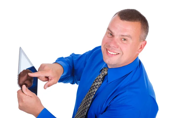 青いシャツとネクタイで笑顔のビジネスマンをクローズアップポートレート 電子ブックを読んで カメラを探してデジタルタブレットPcコンピュータを使用して 孤立した白い背景 リーダーシップと成功の概念 — ストック写真