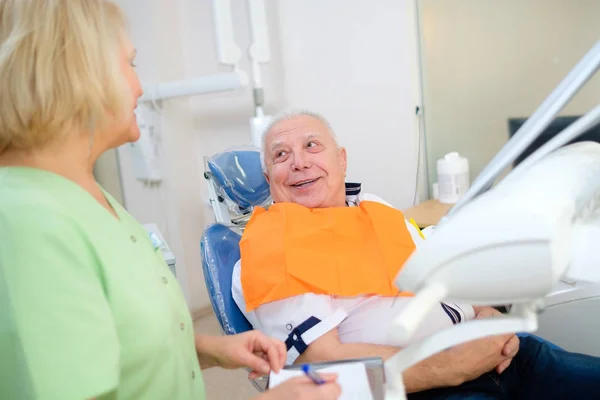 Sonrisa Paciente Masculino Mayor Silla Dental Tienen Diálogo Con Dentista — Foto de Stock