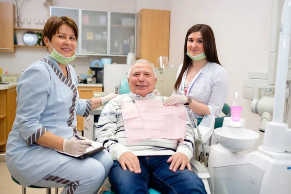 Щасливий Старший Чоловік Років Сидить Стоматологічному Кабінеті Після Перевірки Зубів — стокове фото