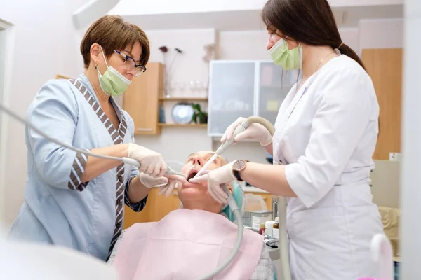 Lekarz Dentysta Asystent Robi Stomatologicznych Pracy Starszy Człowiek Pacjenta Gabinecie — Zdjęcie stockowe
