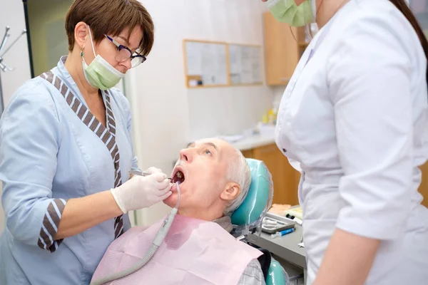 Dentysta Pielęgniarka Profesjonalne Czyszczenie Zębów Mężczyzna Starszy Pacjent Gabinecie Stomatologicznym — Zdjęcie stockowe