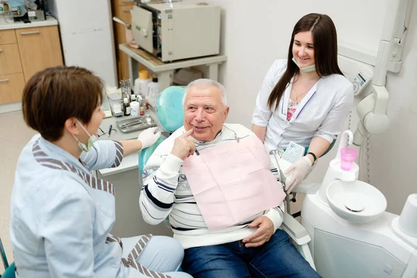 Стоматолог Медсестра Роблять Професійну Перевірку Зубів Старшим Пацієнтом Стоматологічного Кабінету — стокове фото