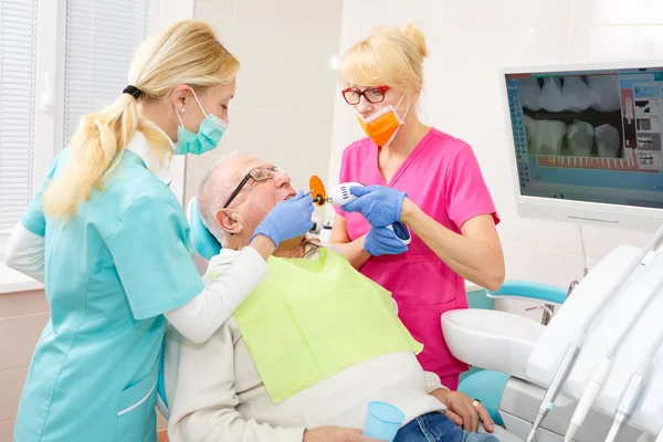 Äldre Senior Man Tandläkare Kirurgi Med Tandoperation Dental Clinic — Stockfoto