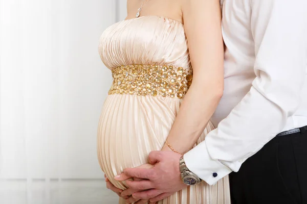 Composición Festiva Mujer Embarazada Casada Hombre Pareja Tomados Mano Vientre — Foto de Stock