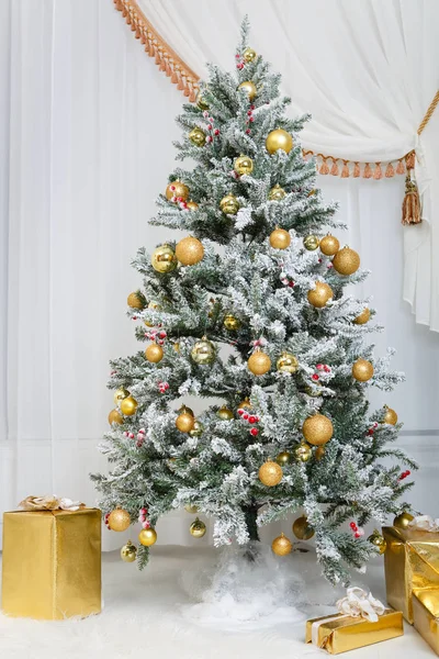 Composizione Natalizia Albero Natale Con Palline Oro Decorazioni Giocattoli Neve — Foto Stock