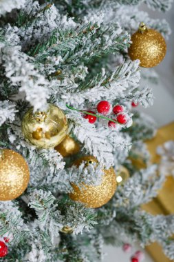 Noel kompozisyonu. Altın topları, süslemeleri, oyuncaklar ile Xmas ağaç. Dallarda beyaz kar. Kış tatili kartı.