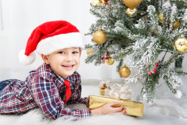 Beyaz Noel ağacı yakınında Noel hediyesi ile çocuk çocuk