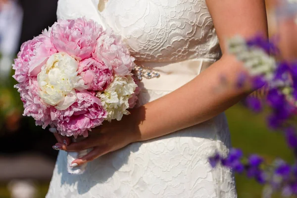 Noiva Detém Buquê Casamento Com Peônias Rosa Branco — Fotografia de Stock