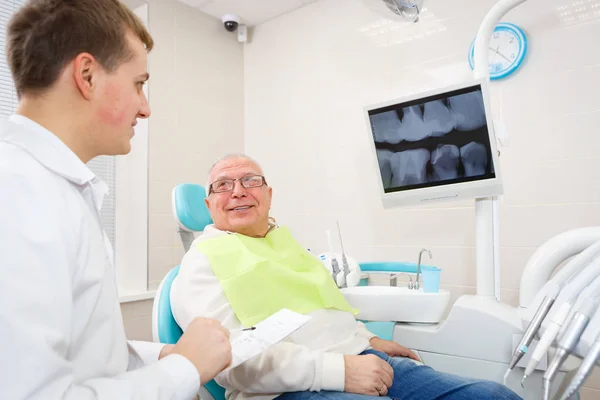 Starszy Mężczyzna Przegląd Dentysty Siedząc Fotelu Klinice Dentystycznej Tło Ray — Zdjęcie stockowe