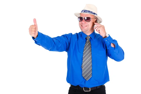 Empresário Bem Sucedido Sorridente Camisa Azul Gravata Óculos Sol Chapéu — Fotografia de Stock