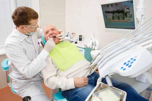 Senior Man Bij Dentist Chirurgie Met Tanden Check Tandarts — Stockfoto