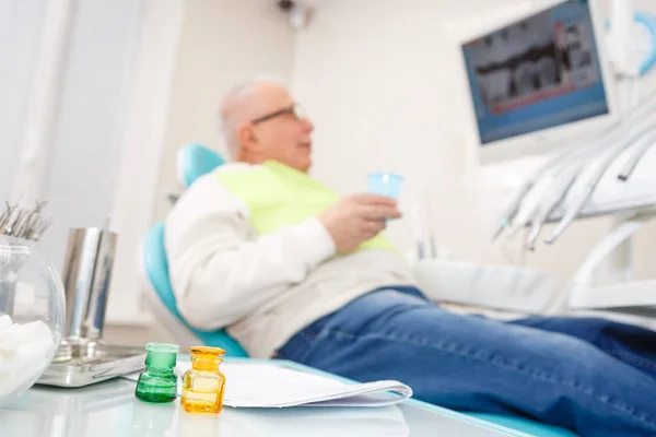 Glimlach Oude Senior Man Een Tandheelkundige Kliniek Zittend Een Stoel — Stockfoto