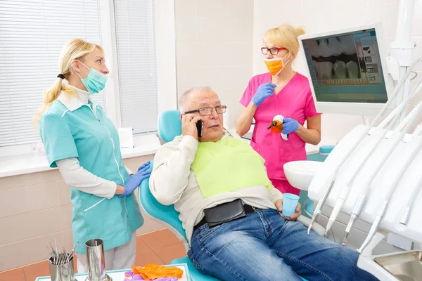 Oude Senior Man Zittend Een Stoel Tandheelkundige Kliniek Spreken Door — Stockfoto