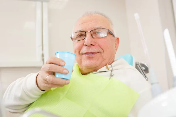 Oude Senior Man Met Bril Zittend Een Tandheelkundige Stoel Het — Stockfoto