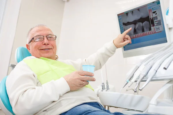 Старий Старший Чоловік Стоматологічній Клініці Сидячи Кріслі Дивіться Рентгенівський Знімок — стокове фото