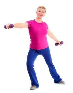 Emekli kadın sporu. Eski kıdemli kadın tam uzunlukta portre spor meşgul. Kadın mor dambıl tutarak ve neşeli spor egzersizleri yaparken gülümsüyor. Beyaz arka planda izole