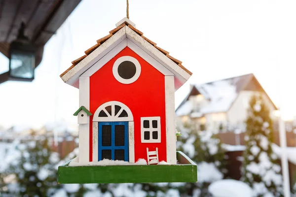 Casa Pássaro Madeira Cor Vermelha Pendurado Livre Inverno Coberto Neve — Fotografia de Stock