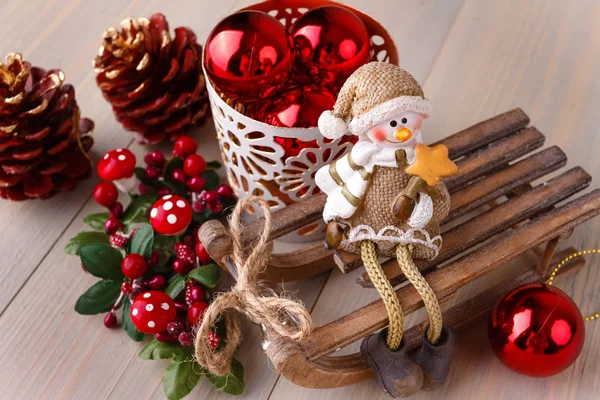 Composizione Natalizia Decorazioni Natale Capodanno Palline Rosse Cesto Bianco Pigne — Foto Stock