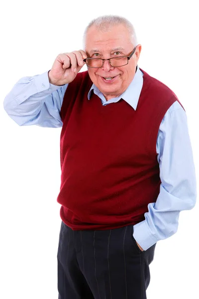 Uśmiechnięty szczęśliwy starszy stary człowiek patrząc do aparatu i trzyma okulary na białym tle — Zdjęcie stockowe