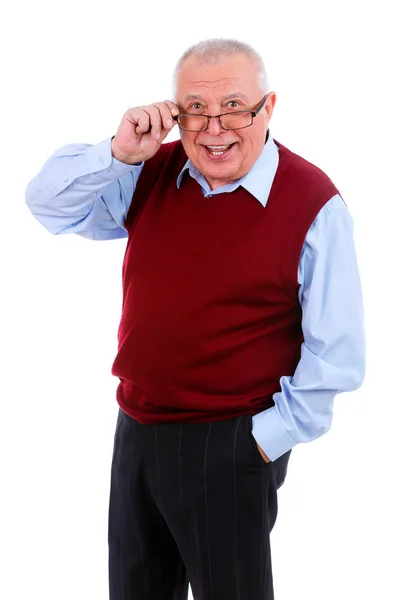 Lächelnder, glücklicher älterer Mann blickt in die Kamera und hält die Brille — Stockfoto