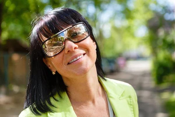 Primer Plano Retrato Mujer Linda Con Sonrisa Blanca Gafas Sol —  Fotos de Stock