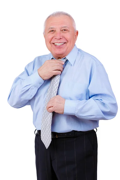 白い笑顔で幸せと笑顔の古い成熟したビジネスマンは 彼のネクタイをまっすぐにします 白い背景に隔離されています 肯定的な人間の感情 — ストック写真