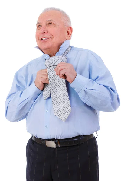 白い笑顔の幸せと笑顔の古い成熟したビジネスマンはネクタイを結んでいます 白い背景に隔離されています 肯定的な人間の感情 顔の表現 — ストック写真