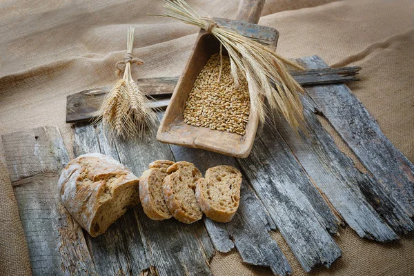 Свежий хлеб чабатта и ржаной хлеб на деревянной доске — стоковое фото