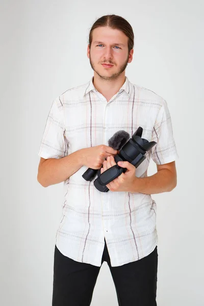 Портрет Серьезного Молодого Человека Видеооператора Усами Держащего Профессиональную Кинокамеру Стоковое Фото