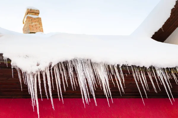 Icicles Het Dak Winter Concept Rode Lucht Achtergrond Rechtenvrije Stockfoto's