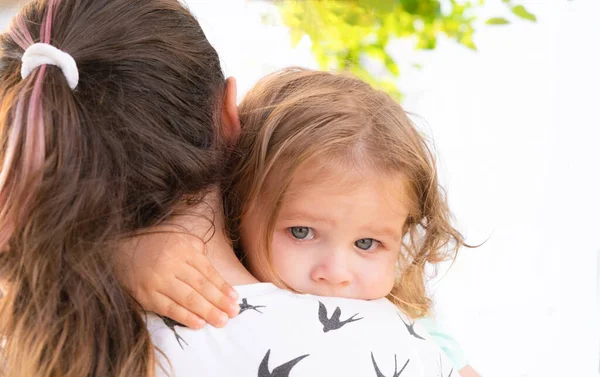 Mignonne Petite Fille Pleurer Câlin Mère — Photo