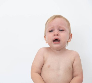 Beyaz arka planda ağlayan tatlı sarışın bebek..