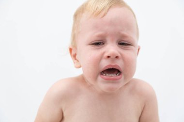 Kapalı portre Sarışın bebek bebek ağlıyor.