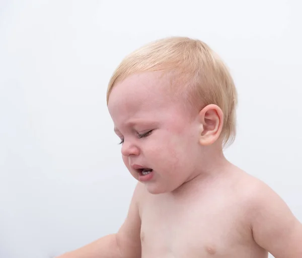 Bonito loira bebê criança menino chorando no fundo branco. — Fotografia de Stock