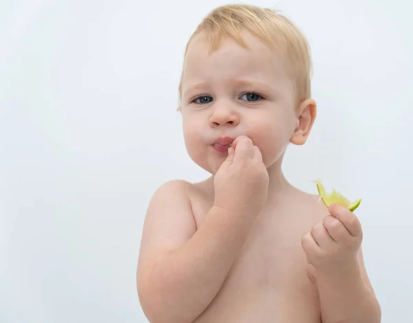 Menino a tentar provar comida nova. Dieta, vegetariano e conceito de nutrição saudável. — Fotografia de Stock