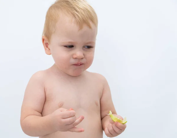 Menino a tentar provar comida nova. Dieta, vegetariano e conceito de nutrição saudável. — Fotografia de Stock