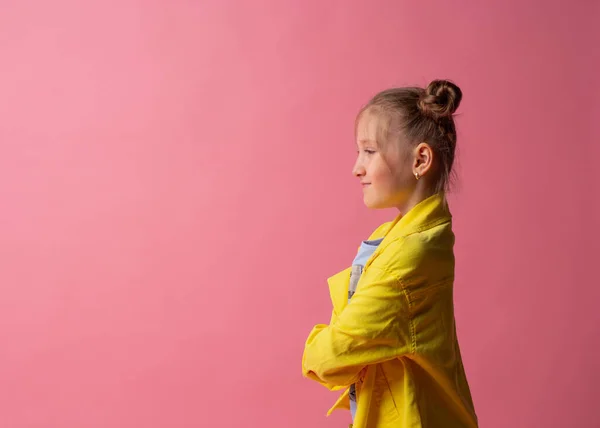 Sarı ceketli neşeli kız boş yer arıyor, reklam yapıyor. Stüdyo çekimleri pembe arka planda