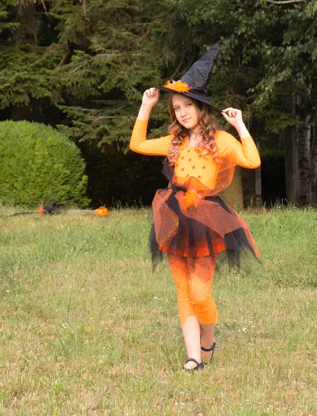 Belle écolière en costume de sorcière halloween orange. — Photo