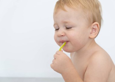 Bebek yeni yemek deneyip tadıyor. Diyet, vejetaryen ve sağlıklı beslenme konsepti.