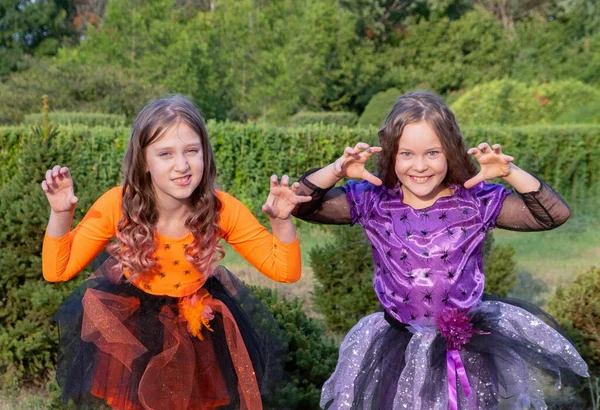 Halloween criança meninas traje bruxas assustador gesto ao ar livre. — Fotografia de Stock