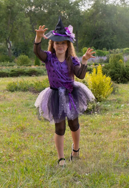 Halloween criança menina traje bruxa assustador gesto ao ar livre. — Fotografia de Stock