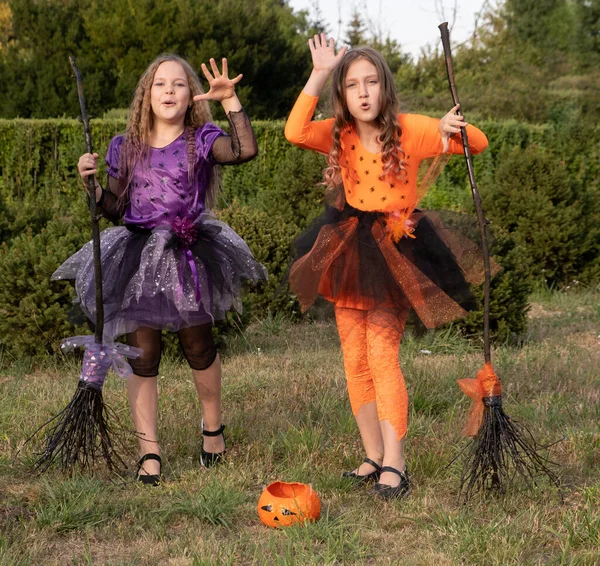 Halloween gyerek lányok jelmez boszorkányok ijesztő gesztus a szabadban. — Stock Fotó