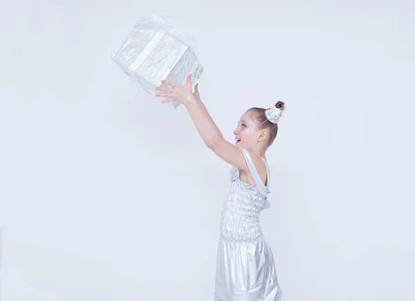 Aranyos lány farok szarvak és töltsük fel egy ezüst ruha tart egy ajándék doboz. — Stock Fotó