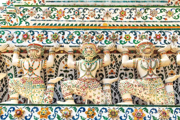 ワット アルンラーチャワラーラーム 朝暁の寺 バンコク タイの寺院の彫刻の壁 — ストック写真