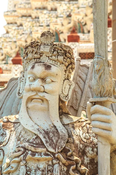 ワット アルンラーチャワラーラーム 朝暁の寺 バンコク タイの寺院の彫像 — ストック写真