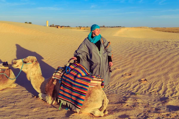 Kvinna Beduinklänning Med Kamel Saharaöknen Tunisien Afrika — Stockfoto
